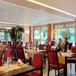 Salle du petit-déjeuner située dans le restaurant Ringhotel Böld Landhotel Fotos