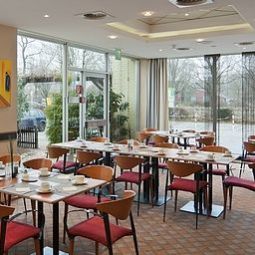 Salle du petit-déjeuner située dans le restaurant Holiday Inn DÜSSELDORF AIRPORT - RATINGEN Fotos