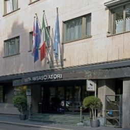 Фасад NH Ambasciatori Fotos