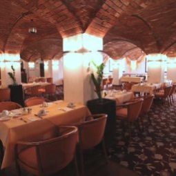 Salle du petit-déjeuner située dans le restaurant Bayerischer Hof Fotos