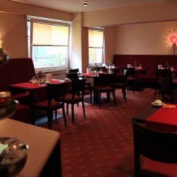 Salle du petit-déjeuner située dans le restaurant Arosa Garni Fotos