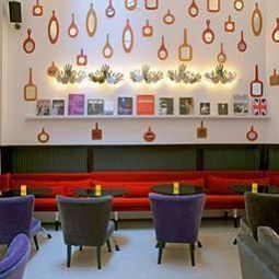 Salle du petit-déjeuner située dans le restaurant Triangle d'Or Fotos