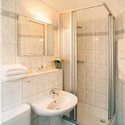 Bathroom Brandenburger Hof Fotos