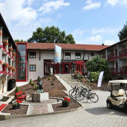 Exterior view Sternsteinhof an der Therme Fotos