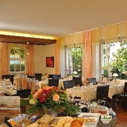 Sala de desayuno en el restaurante Businesshotel Rosenau Fotos