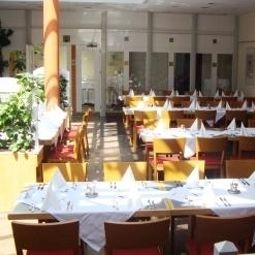 Salle du petit-déjeuner située dans le restaurant Messmer am Kornmarkt Fotos