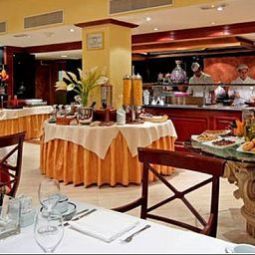 Salle du petit-déjeuner située dans le restaurant Meliá Granada Fotos