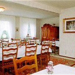 Salle du petit-déjeuner située dans le restaurant Schwarzer Adler Fotos