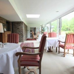 Salle du petit-déjeuner située dans le restaurant Romantik Waldhotel Mangold Fotos