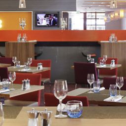 Sala de desayuno en el restaurante Novotel Birmingham Centre Fotos