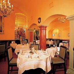 Frühstücksraum im Restaurant König von Ungarn Fotos