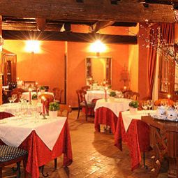 Sala de desayuno en el restaurante Castello di Casiglio Fotos