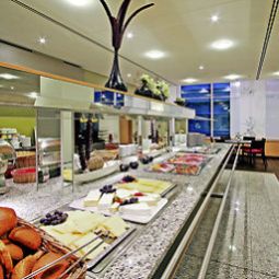 Salle du petit-déjeuner située dans le restaurant ibis Dresden Lilienstein Fotos