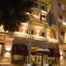 Vista exterior Grand Hotel Fotos