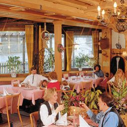 Sala de desayuno en el restaurante Sauerländer Hof Fotos