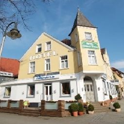 Außenansicht Grüner Baum Fotos