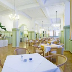 Salle du petit-déjeuner située dans le restaurant Badehof Fotos