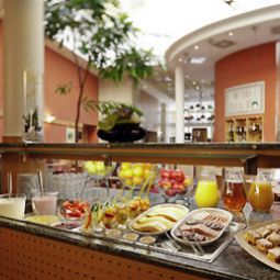 Salle du petit-déjeuner située dans le restaurant Mercure Budapest Metropol Hotel Fotos