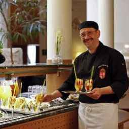 Salle du petit-déjeuner située dans le restaurant Mercure Budapest Metropol Hotel Fotos