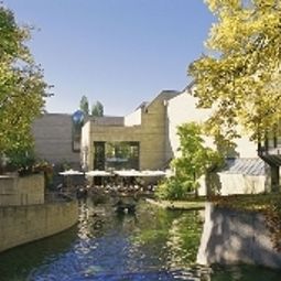 Exterior view Deutsches Theater Garni Fotos