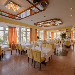 Sala de desayuno en el restaurante Parkhotel Am Posthof Fotos