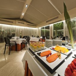 Salle du petit-déjeuner située dans le restaurant Villa Real Fotos