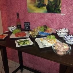 Buffet Art Inn Hotel Dinslaken Fotos