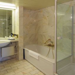 Cuarto de baño Maritim Hotel & Congress Centrum Fotos