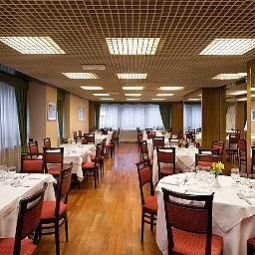 Sala śniadaniowa w restauracji UNA Hotel Century Fotos