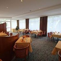 Salle du petit-déjeuner située dans le restaurant Dresdner Heide Fotos