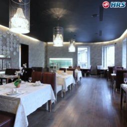 Salle du petit-déjeuner située dans le restaurant The Fifth Corner (5Ugol) Fotos