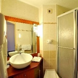 Badezimmer Kyriad Chateauroux Fotos