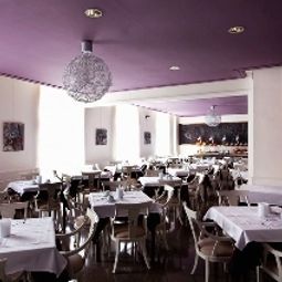 Salle du petit-déjeuner située dans le restaurant Gaudí Fotos