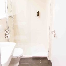 Camera da bagno Serways Hotel Nürnberg- Feucht Ost Fotos