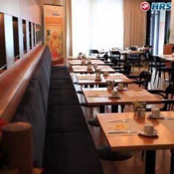 Salle du petit-déjeuner située dans le restaurant SEEhotel Fotos