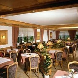 Salle du petit-déjeuner située dans le restaurant Grüner Baum Landgasthof Fotos
