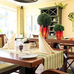 Salle du petit-déjeuner située dans le restaurant Rieckmanns Heidehotel Fotos