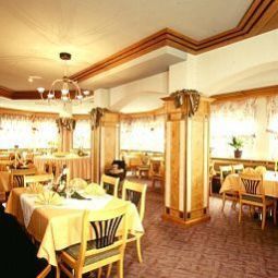 Salle du petit-déjeuner située dans le restaurant Mozart Stuben Fotos
