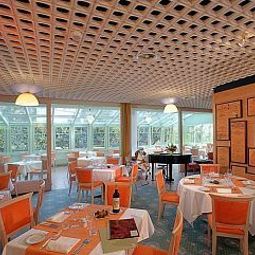 Sala de desayuno en el restaurante Delfino Fotos
