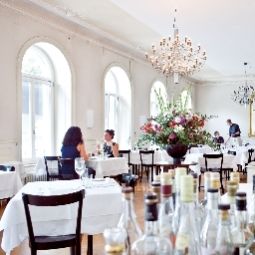 Salle du petit-déjeuner située dans le restaurant Krafft Fotos