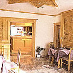 Salle du petit-déjeuner située dans le restaurant Villa Foret Fotos