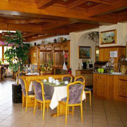 Sala de desayuno en el restaurante Garibaldi Fotos