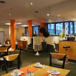 Salle du petit-déjeuner située dans le restaurant Arcadia Fotos