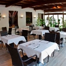 Salle du petit-déjeuner située dans le restaurant Best Western Modena District Fotos