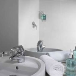 Badezimmer Jurys Inn Belfast Great Victoria Station Fotos
