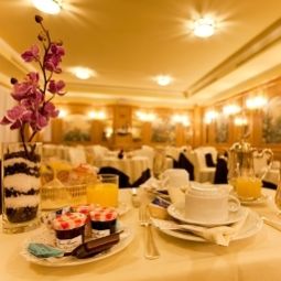 Sala śniadaniowa w restauracji Adi Doria Grand Hotel Fotos