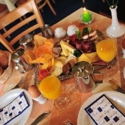 Salle du petit-déjeuner située dans le restaurant Quality  Hotel Am Tierpark Fotos
