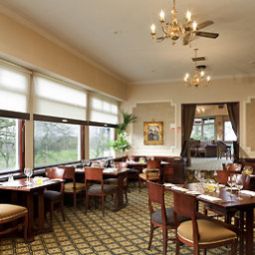 Salle du petit-déjeuner située dans le restaurant Mercure Manchester Norton Grange Hotel and Spa Fotos