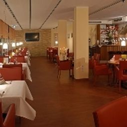 Sala de desayuno en el restaurante A1 Hotel Fotos