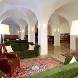 Halle Schloss Leopoldskron - Meierhof Fotos